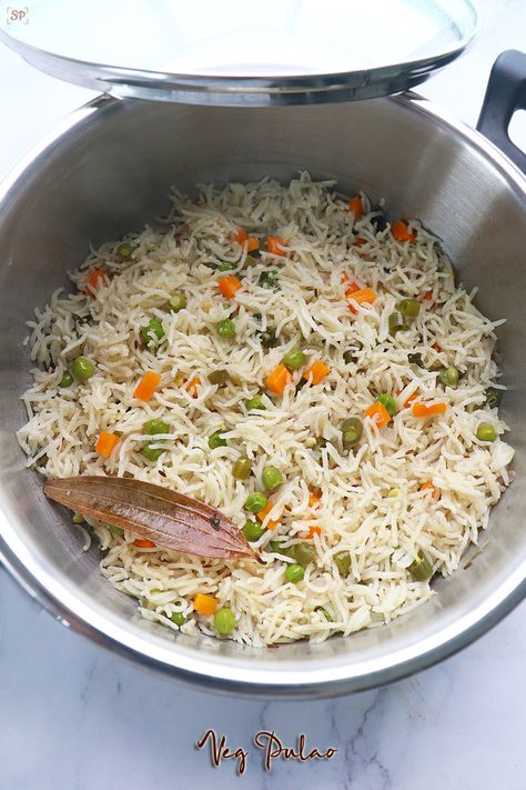 veg pulao Veg Pulao Recipe Indian, Veg Pulao Recipe, Paneer Pulao, Cooking Veggies, Vegan Food List, Veg Pulao, Desi Khana, Photoshoot Background, Veg Curry