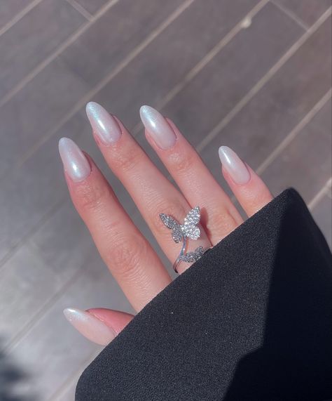 White Glass Nails, White Nails Matalic, White Hologram Nails, Opalescent Nails White, White Holo Nails, Iredesant White Nails, White Cateye Nail, Milky White Cat Eye Nails, White Shimmery Nails