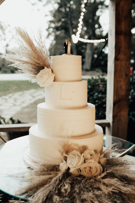 Black Tie Fall Wedding, Western Cake, Western Wedding Cakes, Southern Wedding Cakes, Western Style Wedding, Boho Wedding Cake, Western Themed Wedding, Southern Elegance, Tan Wedding