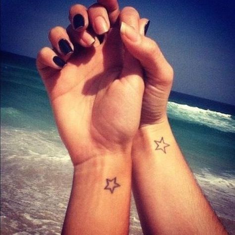 A most thorough guide on Best friend tattoos (BFF). These tattoos make a memorable gift which two friends can give to each other. - Part 10 Small Star Tattoos, Best Couple Tattoos, Matching Best Friend Tattoos, Tattoo Trend, Star Tattoo Designs, Bff Tattoos, Friendship Tattoos, Small Wrist Tattoos, Best Friend Tattoos