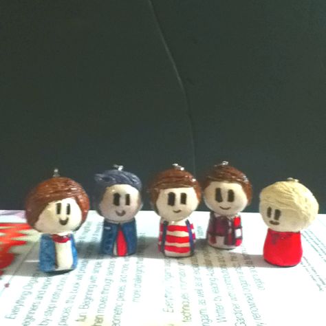 These are polymer clay charms that I made of ONE DIRECTION members,( left to right) Harry Styles, Zayne, Louis, Liam, and Niall Horan!   I absolutely love the way they turned out! Harry Styles Clay Art, Harry Styles Clay, One Direction Members, Liam And Niall, Clay Diy Projects, Clay Figures, Fimo Clay, Boy Photography Poses, Boy Photography