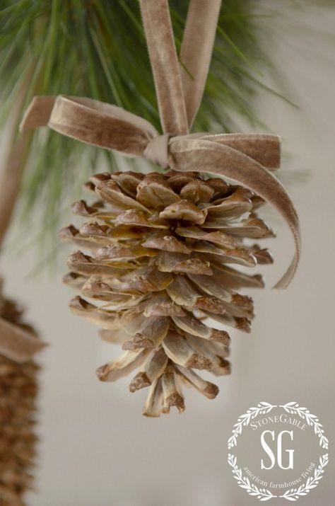 Simple Christmas Tree Decorations, Christmas Crafts Diy Kids, Ideas Decoracion Navidad, Christmas Decoration Diy, Diy Project Ideas, Vintage Christmas Crafts, Christmas Crafts For Adults, Pinecone Ornaments, Pine Cone Decorations