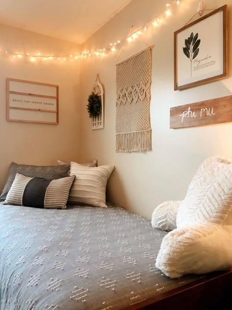 Neutral Dorm Room Ideas Boho, Neutral Dorm Room Decor, Neutral College Dorm, Dorm Room Neutral Colors, Neutral Dorm Decor, Neutral Dorm, Beige Dorm Room, Dorm Room Boho, Neutral Dorm Room