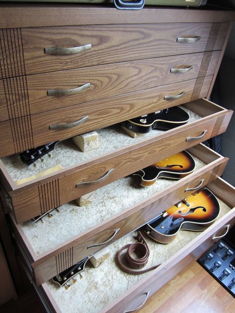 Guitar Room Decor, Guitar Display Case, Music Room Design, Guitar Storage, Guitar Studio, Home Studio Ideas, Home Music Rooms, Guitar Display, Guitar Rack