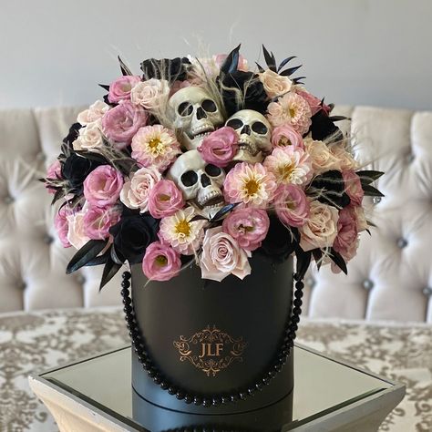 Halloween Flower Arrangements, Halloween Vase, Halloween Flowers, Diy Arrangements, Flower Boutique, Fresh Flower Delivery, Floral Arrangements Diy, Same Day Flower Delivery, Beautiful Bouquet Of Flowers