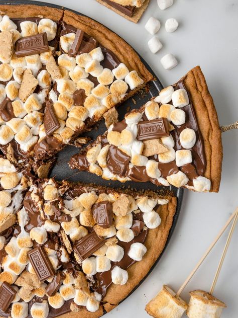 Dessert Pizza Crust Recipe, Pizza Night Dessert, Smores Pizza With Pizza Dough, Chocolate Pizza Dessert, Cute Homemade Pizza, Pizza Theme Desserts, Dessert Cookie Pizza, Pillsbury Pizza Dough Recipes Desserts, Cookie Dough Pizza Recipe