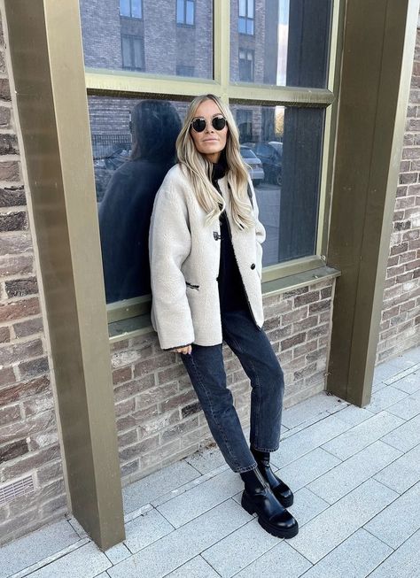 Mango Fur Coat, Toggle Coat Outfit, What To Wear With Chelsea Boots, How To Style Chelsea Boots, Black Chelsea Boots Outfit, Fur Jacket Outfit, Mango Coats, Chelsea Boots Style, Winter Looks