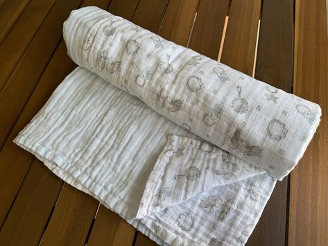 Muslin And Flannel Blanket Diy, Muslin Swaddle Blanket Pattern, Muslin Swaddle Blanket Diy, Muslin Quilt Diy, Muslin Fabric Projects, Baby Blanket Sewing Pattern, Baby Blanket Patterns Sewing, Minky Baby Blanket Diy, Receiving Blankets Diy