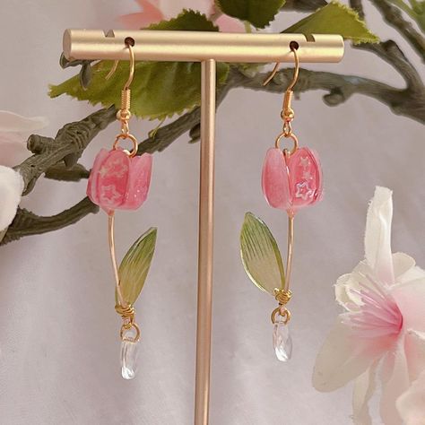 Sidney 🌸 | back in mid june! on Instagram: “Tulips 🌷 · I think I made like 33 pairs in total? Gotta double check tho lol 😆 · #flowerearrings #tulips” Tulip Earrings Clay, Tulip Beads Jewellery, Tulip Jewelry Design, Tulip Necklace Aesthetic, Tulip Jewelry Flower, Diy Shrink Plastic Jewelry, Shrink Plastic Jewelry, Pretty Crafts, Accesories Jewelry