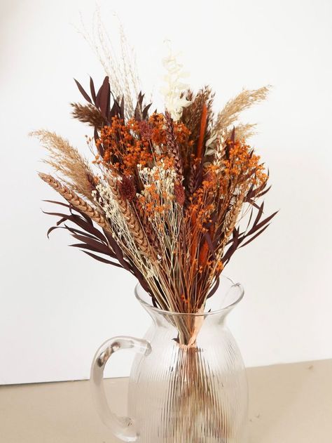 Neutral Floral Decor, Dried Flower Bouquet In Vase, Autumnal Home Decor, Fall Decor Flowers, Autumn Wedding Centerpieces, Autumn Bookshelf, Autumn House Decor, Autumn Decorations Indoor, Rustic Autumn Decor