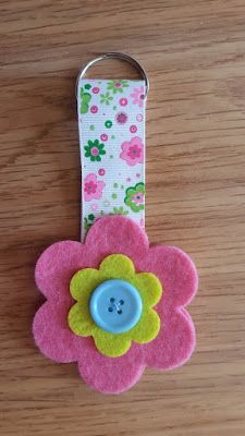 Felt flower key chains tutorial Keychain Diy Easy, Rakhi Making, Easy Crafts To Sell, Felt Keychain, Felt Crafts Diy, Diy Paper Crafts Decoration, Sewing Projects For Kids, Felt Patterns, Felt Decorations