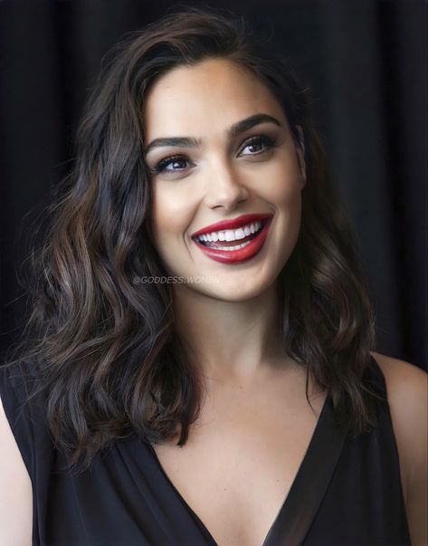 Gal Gadot Hair Long, Gal Gadot Makeup Looks, Gal Gadot Hair, Portret Feminin, Brunette Actresses, Gal Gabot, Gal Gadot Wonder Woman, Braut Make-up, Lob Haircut