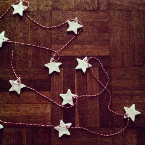 Star festive Christmas garland made from cornflour clay Air Dry Clay Garland, Diy Star Garland Christmas, Air Dry Clay Christmas Garland, Ceramic Garland Christmas, Star Clay Garland, Clay Garland, Clay Star Garland, Clay Star Ornaments, Star Garland Diy