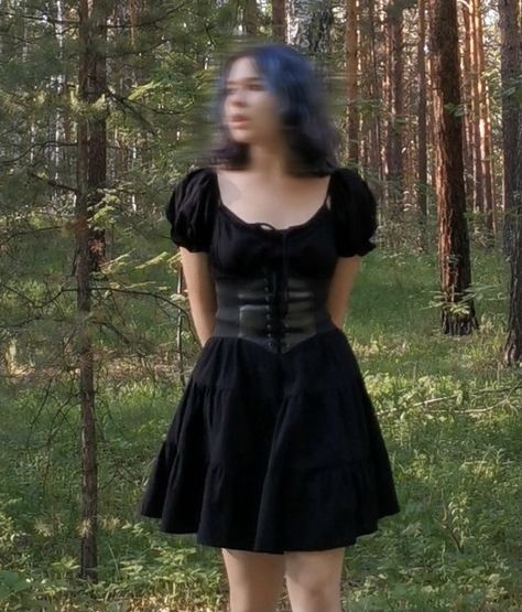 Vintage Corset Outfit, Corset Outfit Grunge, Cinto Corset, Dress With Corset Belt, Outfit With Corset, Corset Belt Outfit, Corset Fashion Outfits, Outfit Grunge, Boots Fit