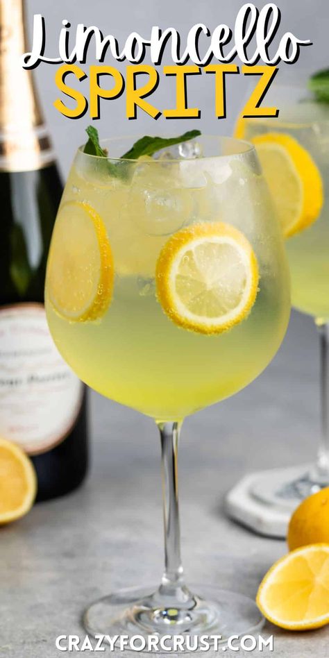 This is a classic Limoncello Spritz Recipe - the perfect light lemon cocktail for summer with club soda, limoncello, and prosecco. Cocktails With Limoncello, Lemon Cello Spritzer, Lemoncello Spritzers Recipe, Limoncello Recipes, Light Summer Drinks, Beach In Italy, Summer Drink Recipe, Limoncello Spritz, Limoncello Cocktails