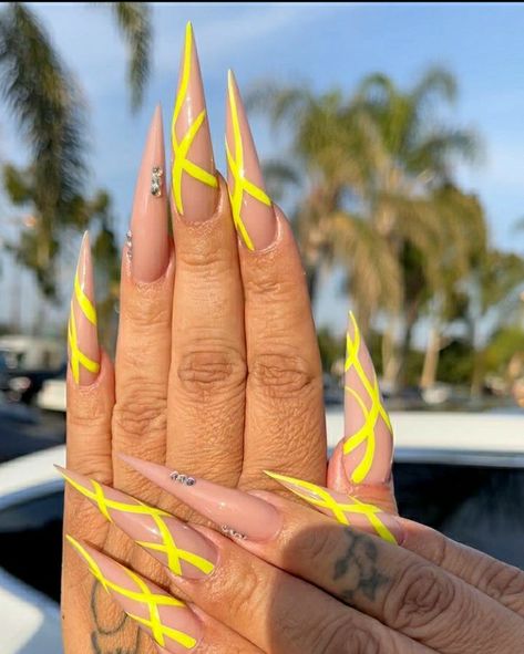 Spring Nails Art, Stilleto Nails Designs, Yellow Nail, Stiletto Nails Designs, Glow Nails, Spring Nail Designs, Crazy Nails, Bling Acrylic Nails, Yellow Nails