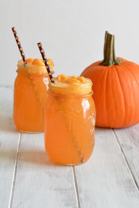 This year made a Halloween punch that has no artificial colors. Hocus Pocus Halloween Punch uses ingredient free of artificial colors, but is still the perfect color! Halloween Drinks Kid Friendly, Punch Halloween, Halloween Punch Recipes, Fall Drink Recipes, Orange Punch, Halloween Party Drinks, Non Alcoholic Punch, Kids Halloween Food, Hocus Pocus Party