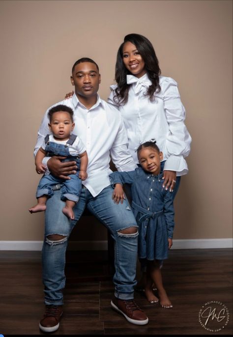 Yellow Easter Outfit Family, Cute Family Picture Outfits, Christmas Photoshoot Black Family, Easter Pictures Family, Easter Photoshoot Ideas Family, Matching Family Outfits For Pictures, Black Family Holiday Photos, Easter Family Outfits, Black Family Christmas Photoshoot