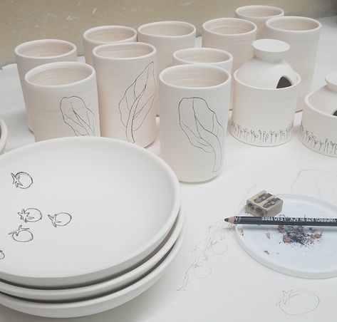 Drawing on bisque fired porcelain using an underglaze pencil... next step glaze! Pottery Drawing Pencil, Underglaze Pencil Pottery, Underglaze Pencil, Clay Tutorials, Pottery Designs, Garden Pots, Ceramic Pottery, Pencil Drawings, Ceramic Art