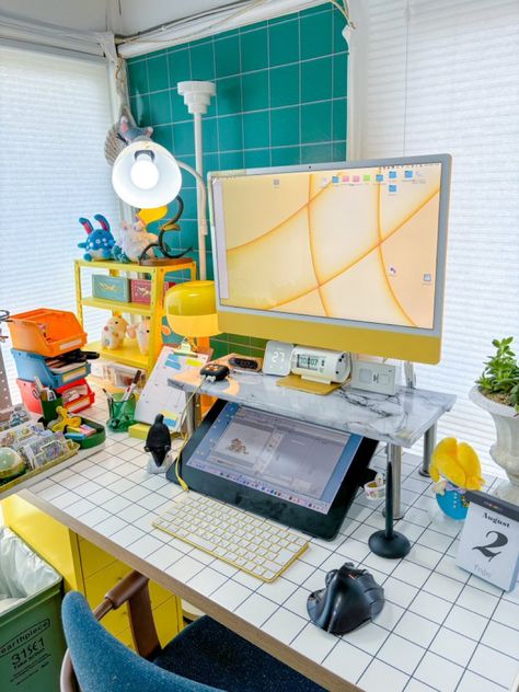 Retro Desk Setup, Desk Retro, Desk Organizing, Y2k Bedroom, Studio Apartment Living, Workspace Desk, Retro Desk, Desk Inspo, Busy Busy