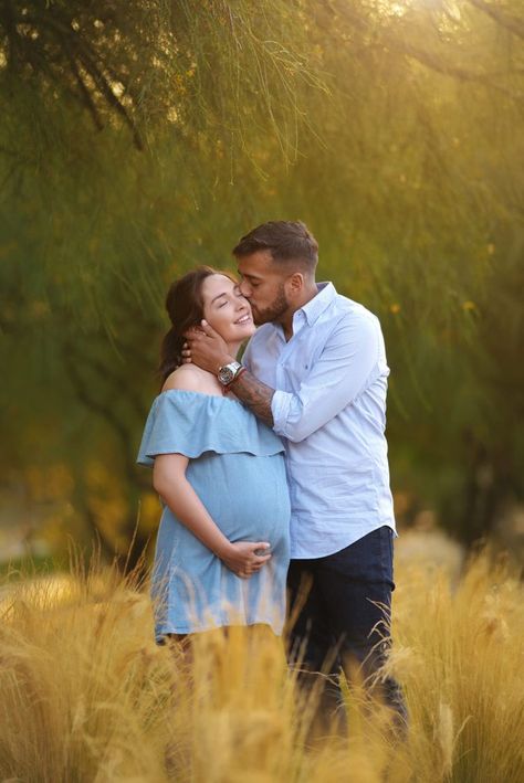 Maternity Shoot Dresses, Couple Maternity Poses, Family Maternity Pictures, Maternity Photography Family, Shooting Couple, Maternity Photography Poses Outdoors, Outdoor Maternity Photos, Maternity Photography Poses Couple, Pregnancy Photos Couples