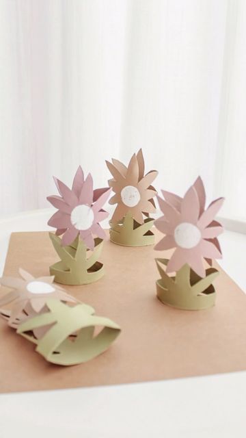 Easter Crafts For Toddlers, Toilet Paper Crafts, Flowers Craft, Hand Crafts For Kids, Toilet Paper Roll Crafts, Handmade Paper Crafts, Diy Christmas Decorations Easy, Paper Roll Crafts, Easter Decorations Vintage