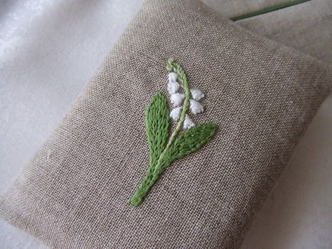 Fun Embroidery, Embroidery Stitches Beginner, Miniature Embroidery, Leather Embroidery, Hand Embroidery Patterns Flowers, Floral Embroidery Patterns, Hand Embroidery Flowers, Embroidery Flowers Pattern, Handwork Embroidery Design