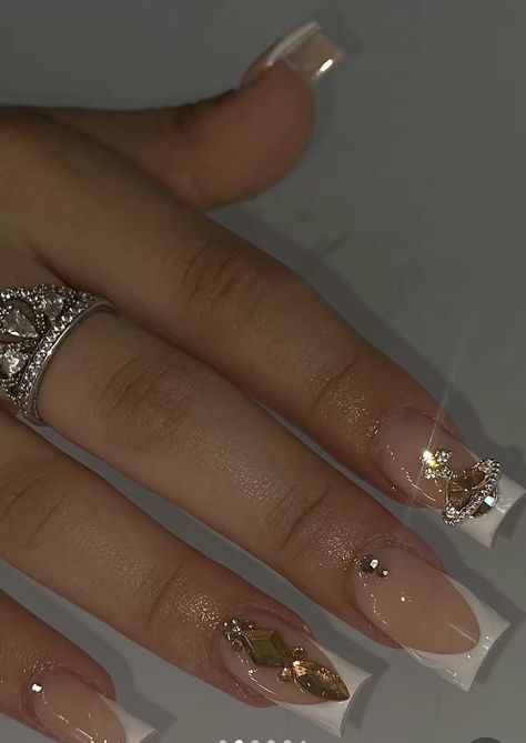 Good Rhinestone Nails, Quince Dama Nail Ideas, Cute Gold Nail Designs, Simple Nails With Gems Rhinestones, Gold Quince Nails Short, Gold Nails For Quinceanera, Medium Latina Nails, Short Nails Gold Design, Nail Inspo Acrylic Designs