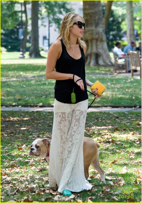 2000s Street Style, Miley Cyrus Street Style, Miley And Liam, Maxi Skirt Outfit, Miley Cyrus Style, Maxi Skirt Outfits, Celebrity Lifestyle, Natural Women, Skirt Outfit