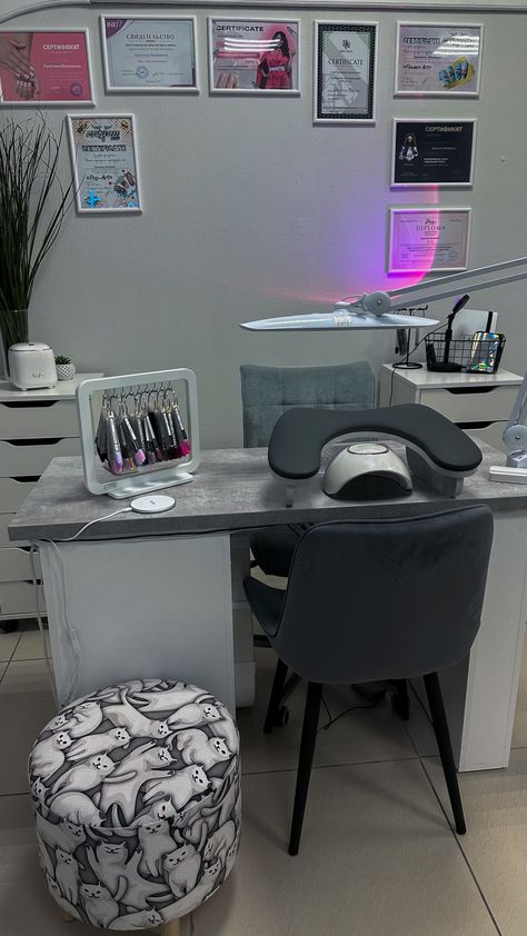 Office Job Nails, Nails Room Ideas Salons, Nail Tech Studio, Nail Room Ideas Home, Nail Technician Room, Nail Room Ideas, Tech Room, Nail Desk, Room Organisation