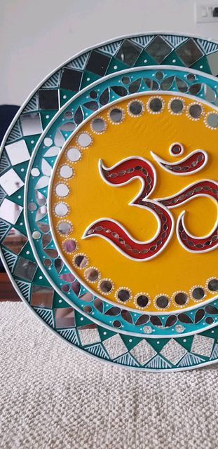 Priyanka Goyal Mittal on Instagram: "OM artwork to be placed near house entrance to spread the positive vibes all around🏡 #commissionedwork #lippankaam #om #hinduism #lippanart #artwork #decorideas #homedecor #entrance #foyer #indianart #walldecor #wallplate #explorepage #customisedgifts" Om In Mandala Art, Lippan Art Om Design, Om Lippan Art Design, Abstract Lippan Art, Om Drawing Artworks, Shiv Lippan Art, Lippan Art God, Mahadev Lippan Art, Om Lippan Art