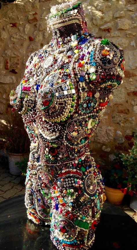 A beautifully decorated dress form that looks like mannequin art. Old Jewelry Crafts, Mannequin Torso, Mannequin Art, Vintage Jewelry Repurposed, Mannequin Dress, Vintage Jewelry Crafts, Vintage Jewelry Art, Junk Art, Dress Forms