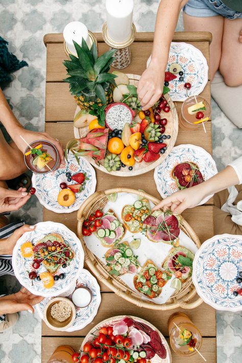 This build-your-own avocado toast bar will be the hit of your next party! Let guests get creative and DIY their perfect topping combination. Avocado Toast Bar, Toast Bar, Best Avocado Toast Recipe, Avocado Dessert, Brunch Bar, Avocado Toast Recipe, Camille Styles, Fruity Cocktails, Party Hacks