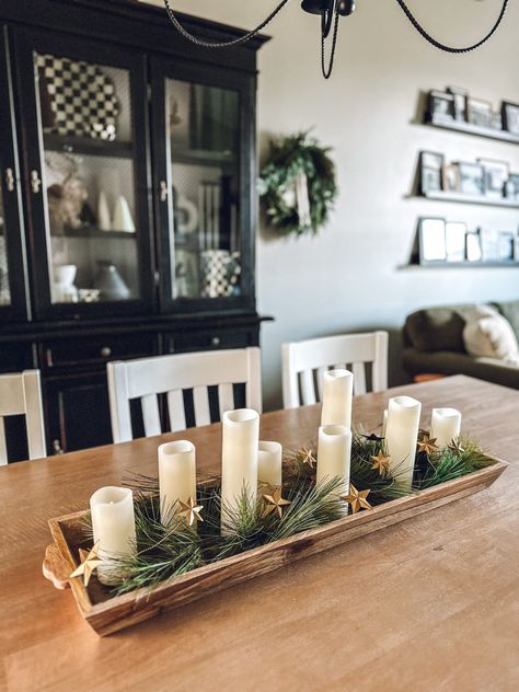 A large tray with candles and star garland Christmas Long Centerpiece, Dining Room Table Centerpiece Ideas Tray Christmas Decor Farmhouse, Long Tray Decor, Tray With Candles, Long Candle Holder, Christmas Decor Trends, Dining Room Table Centerpieces, Christmas Centers, Christmas Tray