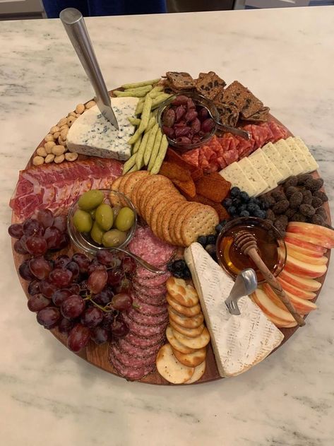 Food To Make With Boyfriend, Food For Boyfriend, Circle Charcuterie Board, Food For Picnic, Charturie Boards, Charcuterie Board For Two, Bday Food, Picnic Food Ideas, Cheese Charcuterie Board