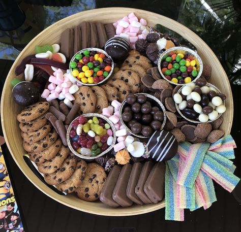 Mini Dessert Board Ideas, Sleepover Snack Board, Small Dessert Board, Chocolate Candy Board, Chocolate Desert Board, Chocolate Platter Board, Snack Board Sleepover, Fudge Platter, Sleepover Snack Platter