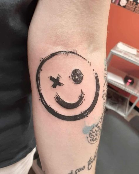 Giant Arm Smile Tattoo Black Design Cool Smiley Face Tattoos, Smile Emoji Tattoo, Smiley Tattoo Design, Emoji Tattoo Ideas, Smile Tattoo Design, Smile Tattoo Ideas, Hashtag Tattoo, Silly Tattoo Ideas, Shading Tattoos