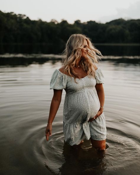 Maternity Photography By Lake, Maternity Editorial Photography, Maternity Pics In Water, Summer Maternity Photo Shoot Ideas, Maternity Pictures At Lake, Maternity Pictures Aesthetic, Maternity Photos Summer, Maternity Summer Photoshoot, Summer Maternity Photoshoot