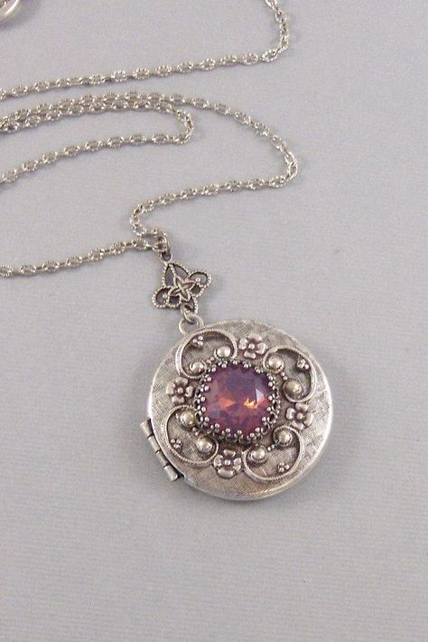 Victorian Locket Silver, Star Locket Necklace, Amethyst Necklace Aesthetic, Locket Necklace Aesthetic, Antique Amethyst Jewelry, Pretty Antiques, Locket Ideas, Era Victoria, Necklace Locket