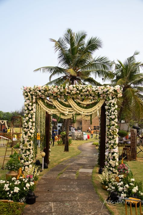 A true depiction of a "kalyana samayal saadham" evening. South Wedding Decorations, Wedding Venue Gate Decor, Indian Reception Entrance Decor, Wedding Gate Decoration Indian, Wedding Entrance Arch, Entry Gate Decoration, Wedding Entry Decor, Sundowner Wedding, Mahalaxmi Decoration