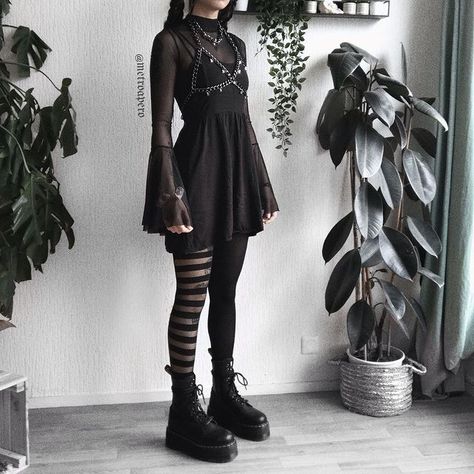 𝕸𝖊𝖙𝖗𝖔𝖆𝖕𝖊𝖗𝖔 (@metroapero) • Фото и видео в Instagram Goth Anniversary Outfit, Goth Fair Outfit, Gothic Rainy Day Outfit, Witchy Goth Outfits Aesthetic, Simple Goth Style, Goth Outfits With Long Skirts, Types Of Alternative Styles, Dark Wear Aesthetic, Simple Goth Outfit Winter