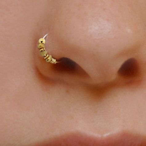 Dainty Nose Jewelry, Nose Ring Hoops, Gold Nose Pericings, Spiral Nose Piercing, Unique Nose Stud, Unique Nose Ring, Beaded Nose Ring, Nose Jewelry Ideas, Gold Nose Piercing Aesthetic