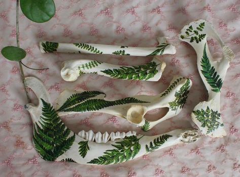 Animal Bone Projects, Bone Witch Aesthetic, Painted Bones Art, Deer Bone Art, Bone Art Diy, Deer Jaw Bone Art, Painted Bones, Animal Bone Art, Weird Diy