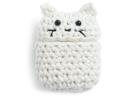 PATRÓN GRATIS Funda de Gato para AirPods en Crochet - Crochetisimo Crochet Earbud Case, Whimsical Crochet, Crochet Airpods, Crochet Kitty, Finger Puppet Patterns, Earbud Case, Crochet Case, Puppet Patterns, Cat Crochet