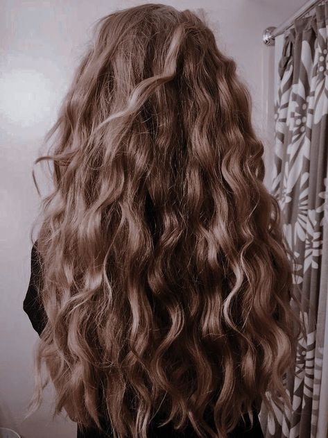 𝑬𝑽𝑨𝑫𝑵𝑬 𝑩. 𝑭𝑨𝑹𝑨𝑫𝑨𝒀 Long Hair Perm, Brown Wavy Hair, Blonde Wavy Hair, Blonde Curly Hair, Dirty Blonde Hair, Natural Wavy Hair, Hair Aesthetic, Dark Blonde Hair, Dirty Blonde