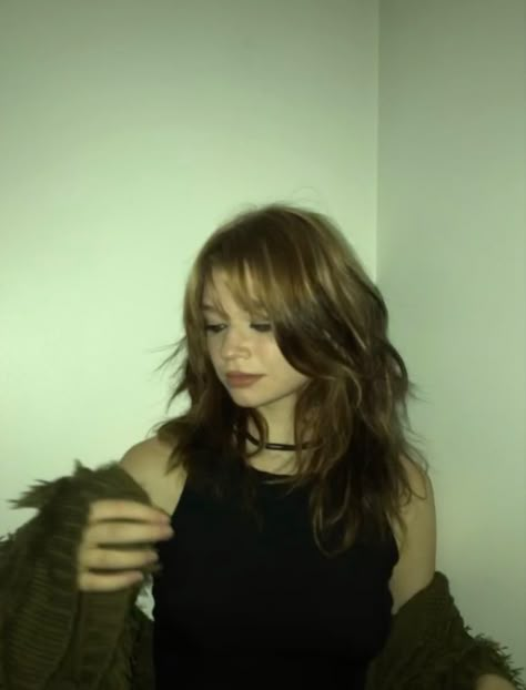 Pretty Wavy Hair Natural, Grunge Haircuts Straight Hair, Haircuts Grunge Long, Face Claims 90s, Layered Fluffy Hair, Long Grunge Hair, Downtown Girl Haircut, Wolf Cut With Curtain Bangs, Grunge Hairstyles