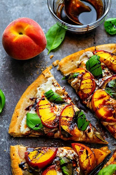 Summer Pizza Recipes, Flatbread Burrata, Pizza With Basil, Pizza Garden, Balsamic Peach, Peach Pizza, Summer Pizza, Today Recipes, Caprese Pizza