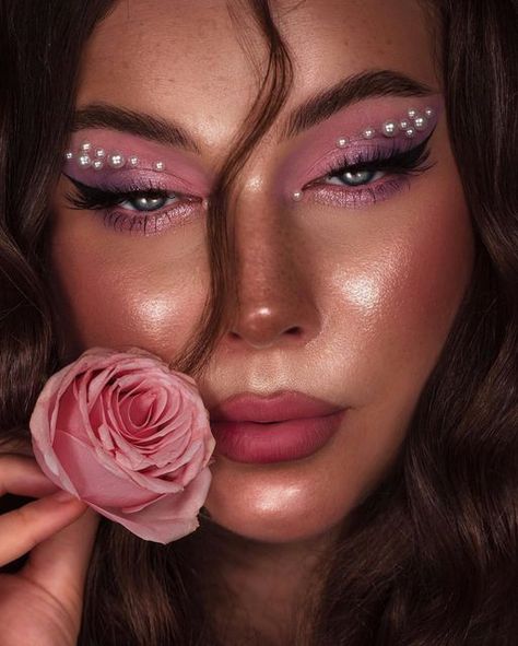 Pink Eyeshadow Looks, White Eyeliner Looks, Spring Makeup Looks, Gold Eyeshadow Looks, Natural Eyeshadow Looks, Purple Eyeshadow Looks, Lilac Eyeshadow, Neutral Makeup Look, Pink Cottagecore