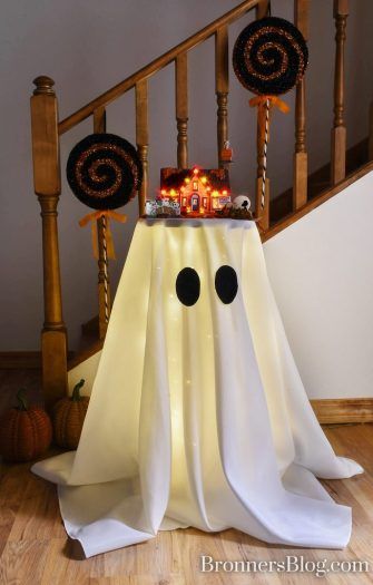 DIY Halloween Display & Recipe – Halloween Crafts Snacks, Halloween Store Display, Ghost Table, Diy Halloween Food, Diy Halloween Ghosts, Diy Tablecloth, Treat Stand, Ghost Crafts, The Great Pumpkin