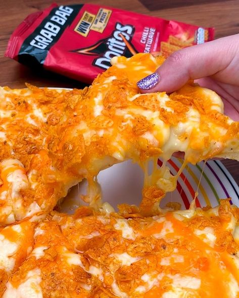 DORITOS MAC 'N' CHEESE PIZZA | Doritos + Mac 'N' Cheese = Pizza? 😍 🍕 Who would love this?! 👇 | By Planet Food - Facebook Mac N Cheese Pizza, Ramen Cheese, Mac And Cheese Pizza, Chocolate Company, Fruit Juices, Spicy Food, Cheese Bread, Mac N Cheese, Taste Testing